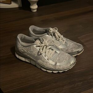 Nike Gray Patterned Sneakers